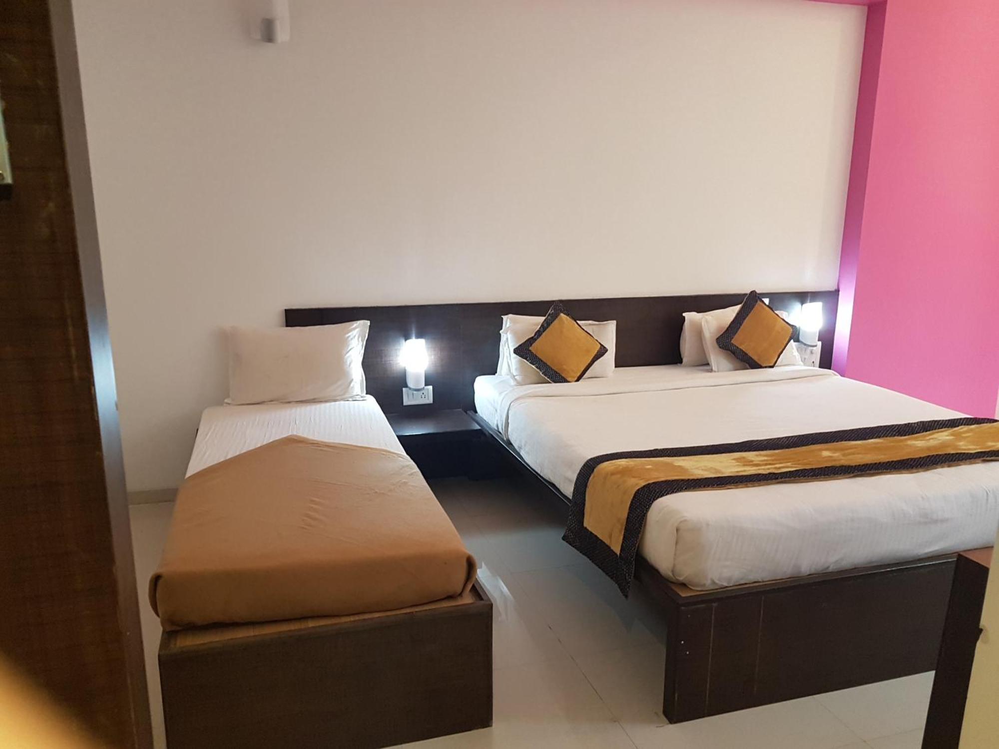 Hotel Golden View Shirdi Buitenkant foto