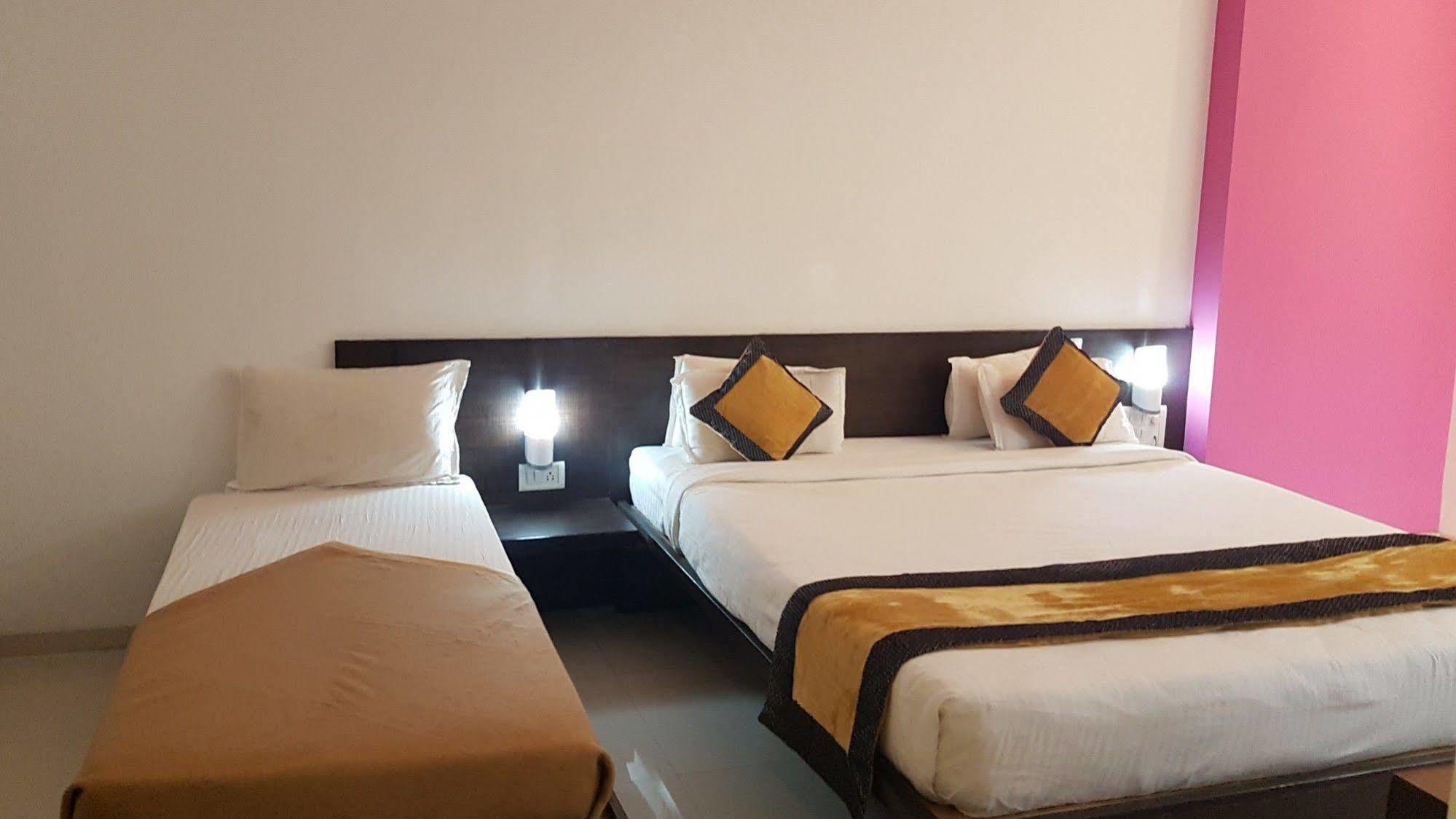 Hotel Golden View Shirdi Buitenkant foto